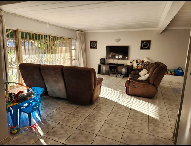 4 BEDROOM HOUSE FOR SALE IN VANDERBIJLPARK SW 2